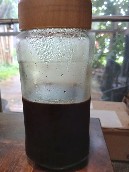 ボトルにコーヒー粉と水を入れる