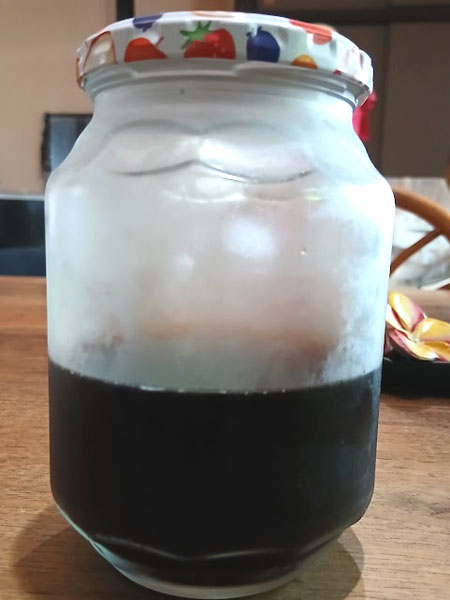 ペーパーフィルターでコーヒー粉を濾す