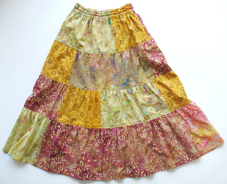 バティック・パッチワーク・ティアードスカート広げたところ後ろ