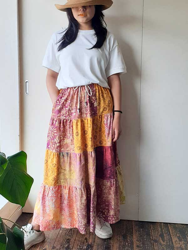 バティック・パッチワーク・ティアードスカートモデル着用イメージ