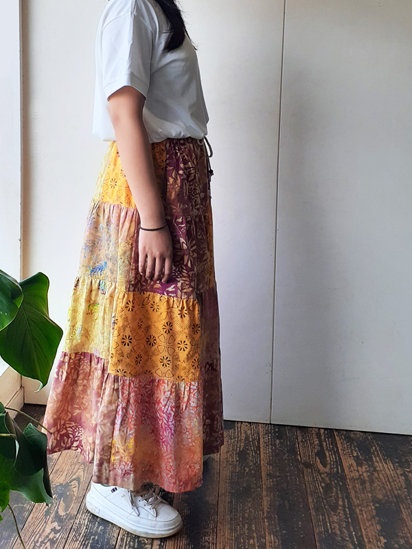 バティック・パッチワーク・ティアードスカートモデル着用イメージ・サイド