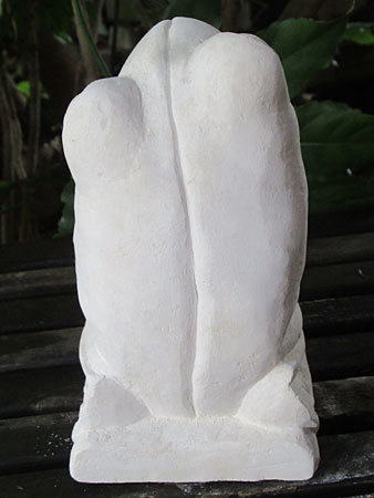 石像カエルお祈り・アウトレット後ろ