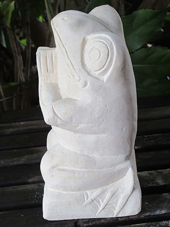 石像カエルお祈り・アウトレット左面