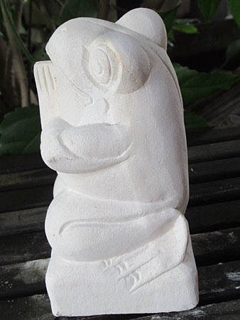 石像カエルお祈り・アウトレット左面