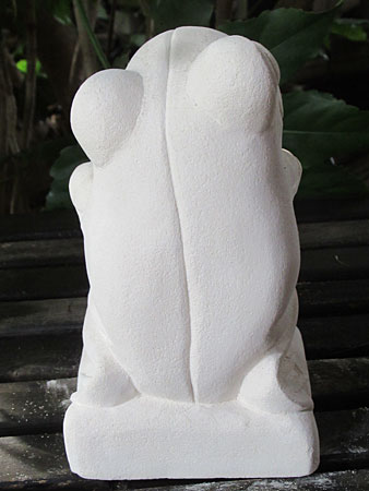 石像カエルお祈り・アウトレット後ろ