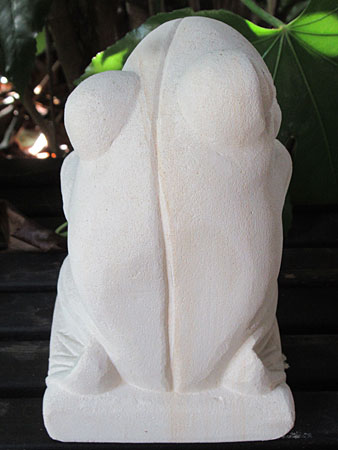 石像カエルお祈り・アウトレット後ろ