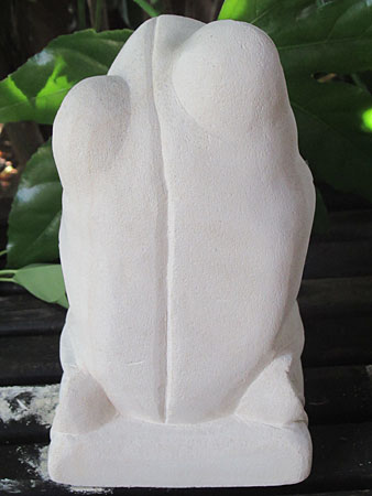 石像カエルお祈り・アウトレット後ろ