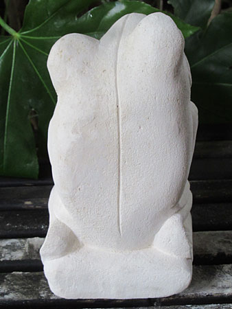 石像カエルお祈り・アウトレット後ろ