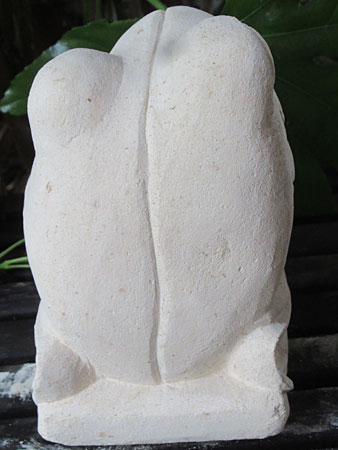 石像カエルお祈り・アウトレット後ろ