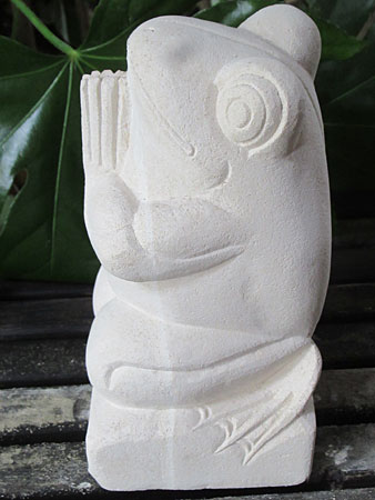 石像カエルお祈り・アウトレット左面