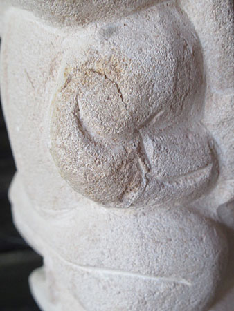 ハスの葉を傘にしたカエル・アウトレット不具合箇所