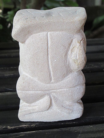 ハスの葉を傘にしたカエル・アウトレット後ろ