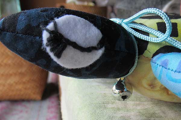 バティック・ぬいぐるみ・カメの首に鈴がついています。