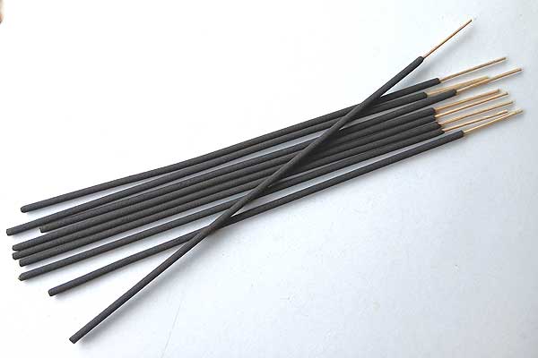 黒いお香です。