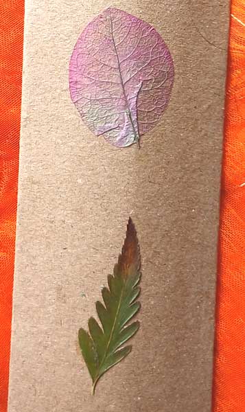 しっかりとしたナチュラルペーパーを使い、本物の花をデコレーションしています。