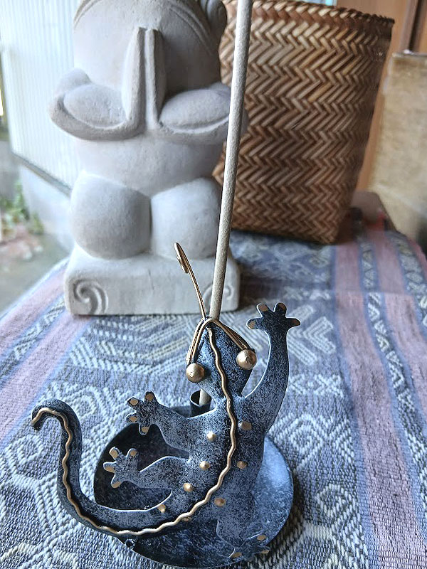 お香立て・ゲコ、お香を立てたところ