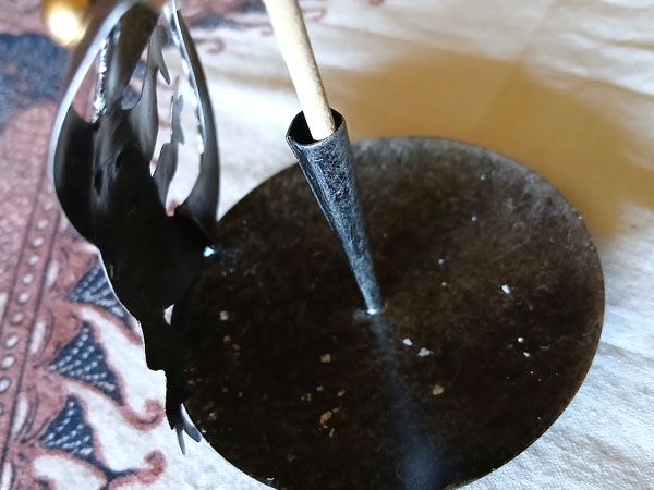 お香立て・ゲコ、お香を立てたところ