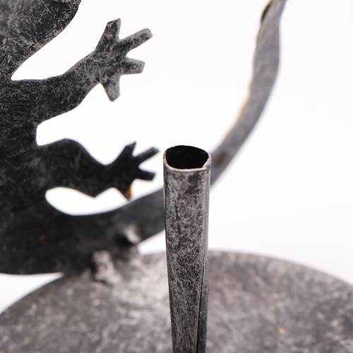 お香立て・ゲコ、お香を立てたところ